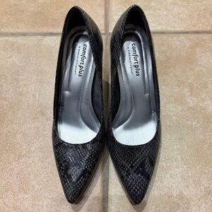 Comfort Plus by Predictions Snakeskin Print Shoes - Size 5
